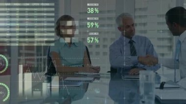 Çeşitli iş adamları üzerinde finansal veri işleme animasyonu. küresel çevrimiçi alışveriş, iş, finans, veri işleme ve dijital arayüz kavramı dijital olarak oluşturulmuş video.