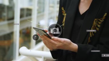Akıllı telefon kullanan beyaz kadın üzerinden medya simgeleriyle bağlantı ağının animasyonu. Sosyal medya ve iletişim arayüzü kavramı dijital olarak oluşturulmuş video.