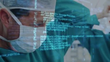 Kafkas erkek cerrah üzerinde veri işleme animasyonu. küresel tıp, sağlık ve dijital arayüz kavramı dijital olarak üretilen video.