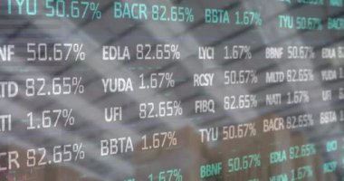 Boş depo üzerinden finansal veri işleme ve borsa animasyonları. küresel sevkiyat, dağıtım ve bağlantılar konsepti dijital olarak oluşturulmuş video.