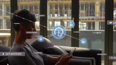 Akıllı telefon kullanan beyaz kadın üzerinden medya simgeleriyle bağlantı ağının animasyonu. Sosyal medya ve iletişim arayüzü kavramı dijital olarak oluşturulmuş video.
