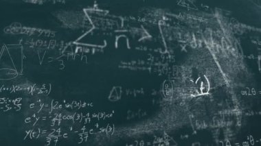 Yeşil zemin üzerinde hareket eden matematiksel denklemlerin animasyonu. eğitim ve öğrenme kavramı dijital olarak oluşturulmuş video.