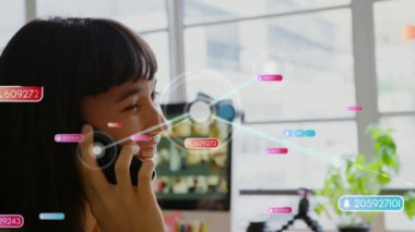 Akıllı telefon kullanan iki ırklı kadın üzerinden medya simgeleriyle bağlantı ağının animasyonu. Sosyal medya ve iletişim arayüzü kavramı dijital olarak oluşturulmuş video.