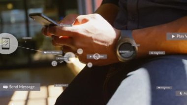 Akıllı telefon kullanan iki ırklı adam üzerinden medya simgeleriyle bağlantı ağının animasyonu. Sosyal medya ve iletişim arayüzü kavramı dijital olarak oluşturulmuş video.