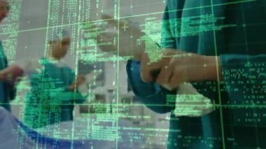 Çeşitli erkek ve kadın cerrahlar üzerinde veri işleme animasyonu. küresel tıp, sağlık ve dijital arayüz kavramı dijital olarak üretilen video.