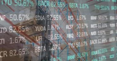 Boş depo üzerinden finansal veri işleme ve borsa animasyonları. küresel sevkiyat, dağıtım ve bağlantılar konsepti dijital olarak oluşturulmuş video.