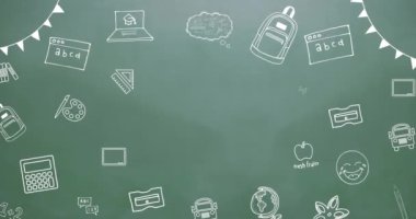 Yeşil arkaplandaki okul ögeleri simgeleri üzerinden okula dönüş metninin canlandırması. eğitim ve öğrenme kavramı dijital olarak oluşturulmuş video.