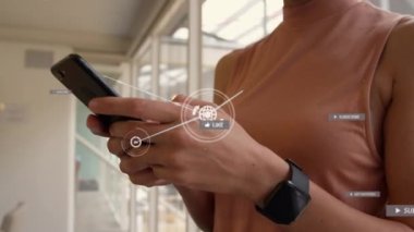 Akıllı telefon kullanan iki ırklı kadın üzerinden medya simgeleriyle bağlantı ağının animasyonu. Sosyal medya ve iletişim arayüzü kavramı dijital olarak oluşturulmuş video.