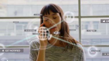 Akıllı telefon kullanan iki ırklı kadın üzerinden medya simgeleriyle bağlantı ağının animasyonu. Sosyal medya ve iletişim arayüzü kavramı dijital olarak oluşturulmuş video.