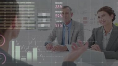 Kafkasyalı iş adamları üzerinde finansal veri işleme animasyonu. küresel çevrimiçi alışveriş, iş, finans, veri işleme ve dijital arayüz kavramı dijital olarak oluşturulmuş video.