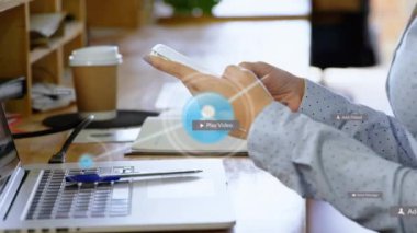 Akıllı telefon kullanan iki ırklı kadın üzerinden medya simgeleriyle bağlantı ağının animasyonu. Sosyal medya ve iletişim arayüzü kavramı dijital olarak oluşturulmuş video.