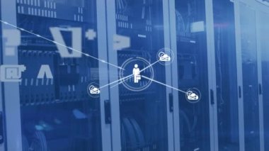 Sunucu odasındaki simgeler ve veri işleme ağı animasyonu. küresel iş, finans, bağlantılar ve dijital arayüz konsepti dijital olarak oluşturulmuş video.
