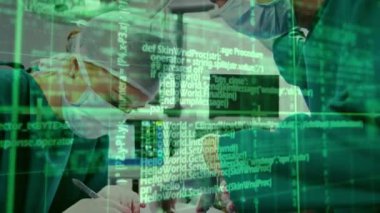 Çeşitli erkek ve kadın cerrahlar üzerinde veri işleme animasyonu. küresel tıp, sağlık ve dijital arayüz kavramı dijital olarak üretilen video.