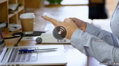 Akıllı telefon kullanan iki ırklı kadın üzerinden medya simgeleriyle bağlantı ağının animasyonu. Sosyal medya ve iletişim arayüzü kavramı dijital olarak oluşturulmuş video.