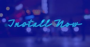 Kurulum animasyonu şimdi mavi arkaplan üzerinde gece şehir manzarası üzerinde metin üzerine kurulur. Sosyal medya ve iletişim arayüzü kavramı dijital olarak oluşturulmuş video.