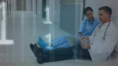 Çeşitli doktorlar üzerinde tıbbi veri işleme animasyonu. küresel ağlar, bağlantılar, veri işleme ve dijital arayüz kavramı dijital olarak oluşturulmuş video.