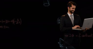 Kafkasyalı iş adamının, siyah arkaplan üzerindeki matematiksel denklemler üzerindeki animasyonu. küresel iş, dijital arayüz ve teknoloji konsepti dijital olarak oluşturulmuş video.