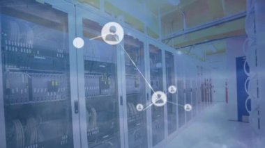 Sunucu odasındaki simgelerle bağlantı ağının animasyonu. küresel iş, finans ve dijital arayüz kavramı dijital olarak oluşturulmuş video.