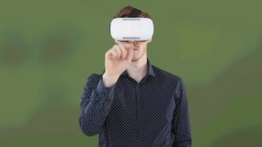 Yeşil arka planda vr kulaklık takan beyaz bir adamın animasyonu. küresel teknoloji ve dijital arayüz kavramı dijital olarak oluşturulmuş video.