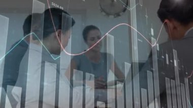 Çeşitli iş adamları üzerinde finansal veri işleme animasyonu. küresel çevrimiçi alışveriş, iş, finans, veri işleme ve dijital arayüz kavramı dijital olarak oluşturulmuş video.