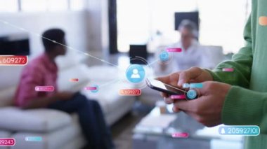 Akıllı telefon kullanan iki ırklı kadın üzerinden medya simgeleriyle bağlantı ağının animasyonu. Sosyal medya ve iletişim arayüzü kavramı dijital olarak oluşturulmuş video.