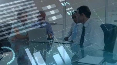 Çeşitli iş adamları üzerinde finansal veri işleme animasyonu. küresel çevrimiçi alışveriş, iş, finans, veri işleme ve dijital arayüz kavramı dijital olarak oluşturulmuş video.