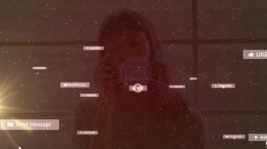 Akıllı telefon kullanan iki ırklı kadın üzerinden medya simgeleriyle bağlantı ağının animasyonu. Sosyal medya ve iletişim arayüzü kavramı dijital olarak oluşturulmuş video.