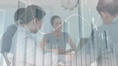 Çeşitli iş adamları üzerinde finansal veri işleme animasyonu. küresel çevrimiçi alışveriş, iş, finans, veri işleme ve dijital arayüz kavramı dijital olarak oluşturulmuş video.