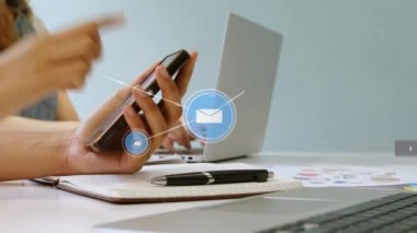 Akıllı telefon kullanan iki ırklı kadın üzerinden medya simgeleriyle bağlantı ağının animasyonu. Sosyal medya ve iletişim arayüzü kavramı dijital olarak oluşturulmuş video.