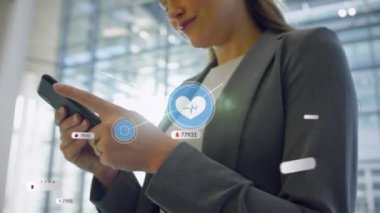 Akıllı telefon kullanan beyaz kadın üzerinden medya simgeleriyle bağlantı ağının animasyonu. Sosyal medya ve iletişim arayüzü kavramı dijital olarak oluşturulmuş video.