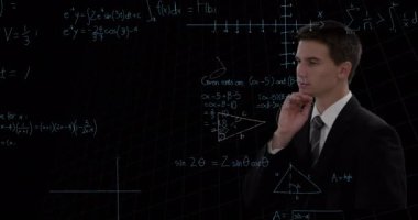 Kafkasyalı iş adamının, siyah arkaplan üzerindeki matematiksel denklemler üzerindeki animasyonu. küresel iş, dijital arayüz ve teknoloji konsepti dijital olarak oluşturulmuş video.