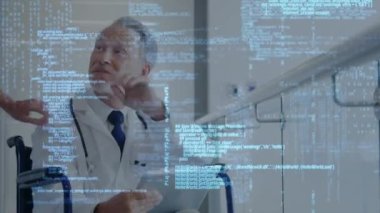 Kafkas erkek doktor üzerinde veri işleme animasyonu. küresel tıp, sağlık ve dijital arayüz kavramı dijital olarak üretilen video.