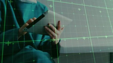 Kafkas kadın cerrah üzerinde çizgi animasyonu. küresel tıp, sağlık ve dijital arayüz kavramı dijital olarak üretilen video.