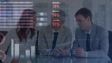 Çeşitli iş adamları üzerinde finansal veri işleme animasyonu. küresel çevrimiçi alışveriş, iş, finans, veri işleme ve dijital arayüz kavramı dijital olarak oluşturulmuş video.