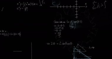 Matematiksel denklemlerin siyah arkaplan üzerindeki animasyonu. küresel iş, dijital arayüz ve teknoloji konsepti dijital olarak oluşturulmuş video.