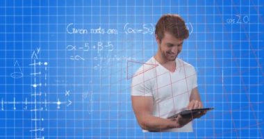Kafkas iş adamının mavi arka plandaki matematiksel denklemler üzerindeki animasyonu. küresel iş, dijital arayüz ve teknoloji konsepti dijital olarak oluşturulmuş video.