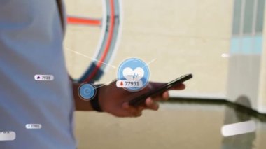 Akıllı telefon kullanan iki ırklı adam üzerinden medya simgeleriyle bağlantı ağının animasyonu. Sosyal medya ve iletişim arayüzü kavramı dijital olarak oluşturulmuş video.