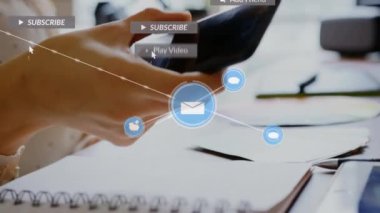 Akıllı telefon kullanan iki ırklı kadın üzerinden medya simgeleriyle bağlantı ağının animasyonu. Sosyal medya ve iletişim arayüzü kavramı dijital olarak oluşturulmuş video.