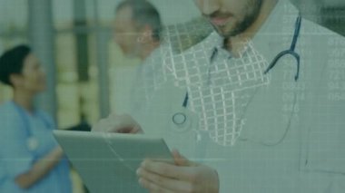 Kafkas erkek doktor üzerinde tıbbi veri işleme animasyonu. küresel ağlar, bağlantılar, veri işleme ve dijital arayüz kavramı dijital olarak oluşturulmuş video.