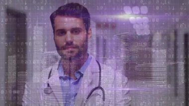 Kafkas erkek doktor üzerinde tıbbi veri işleme animasyonu. küresel ağlar, bağlantılar, veri işleme ve dijital arayüz kavramı dijital olarak oluşturulmuş video.