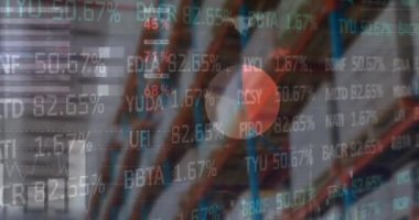 Boş depo üzerinden finansal veri işleme ve borsa animasyonları. küresel sevkiyat, dağıtım ve bağlantılar konsepti dijital olarak oluşturulmuş video.