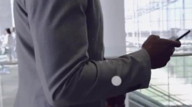 Akıllı telefon kullanan Afro-Amerikan adam üzerinden medya simgeleriyle bağlantı ağının animasyonu. Sosyal medya ve iletişim arayüzü kavramı dijital olarak oluşturulmuş video.