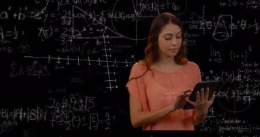 Matematiksel denklemler üzerinden siyah arkaplan üzerine beyaz iş kadınının animasyonu. küresel iş, dijital arayüz ve teknoloji konsepti dijital olarak oluşturulmuş video.