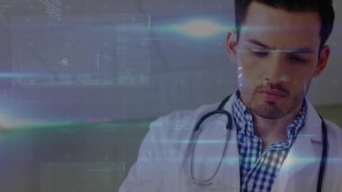 Kafkas erkek doktor üzerinde tıbbi veri işleme animasyonu. küresel ağlar, bağlantılar, veri işleme ve dijital arayüz kavramı dijital olarak oluşturulmuş video.