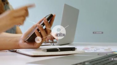 Akıllı telefon kullanan beyaz kadın üzerinden medya simgeleriyle bağlantı ağının animasyonu. Sosyal medya ve iletişim arayüzü kavramı dijital olarak oluşturulmuş video.