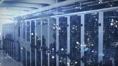 Sunucu odasının üzerinde hareket eden şekillerin ve kürenin animasyonu. küresel iş, finans ve dijital arayüz kavramı dijital olarak oluşturulmuş video.