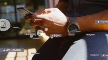 Akıllı telefon kullanan iki ırklı adam üzerinden medya simgeleriyle bağlantı ağının animasyonu. Sosyal medya ve iletişim arayüzü kavramı dijital olarak oluşturulmuş video.