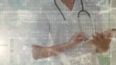 Kafkas kadın doktor üzerinde tıbbi veri işleme animasyonu. küresel ağlar, bağlantılar, veri işleme ve dijital arayüz kavramı dijital olarak oluşturulmuş video.