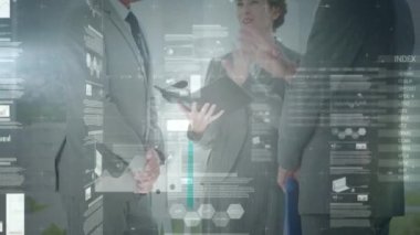 Kafkasyalı iş adamları üzerinde finansal veri işleme animasyonu. küresel çevrimiçi alışveriş, iş, finans, veri işleme ve dijital arayüz kavramı dijital olarak oluşturulmuş video.