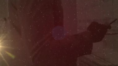 Akıllı telefon kullanan beyaz adamın medya simgeleriyle olan bağlantılarının animasyonu. Sosyal medya ve iletişim arayüzü kavramı dijital olarak oluşturulmuş video.